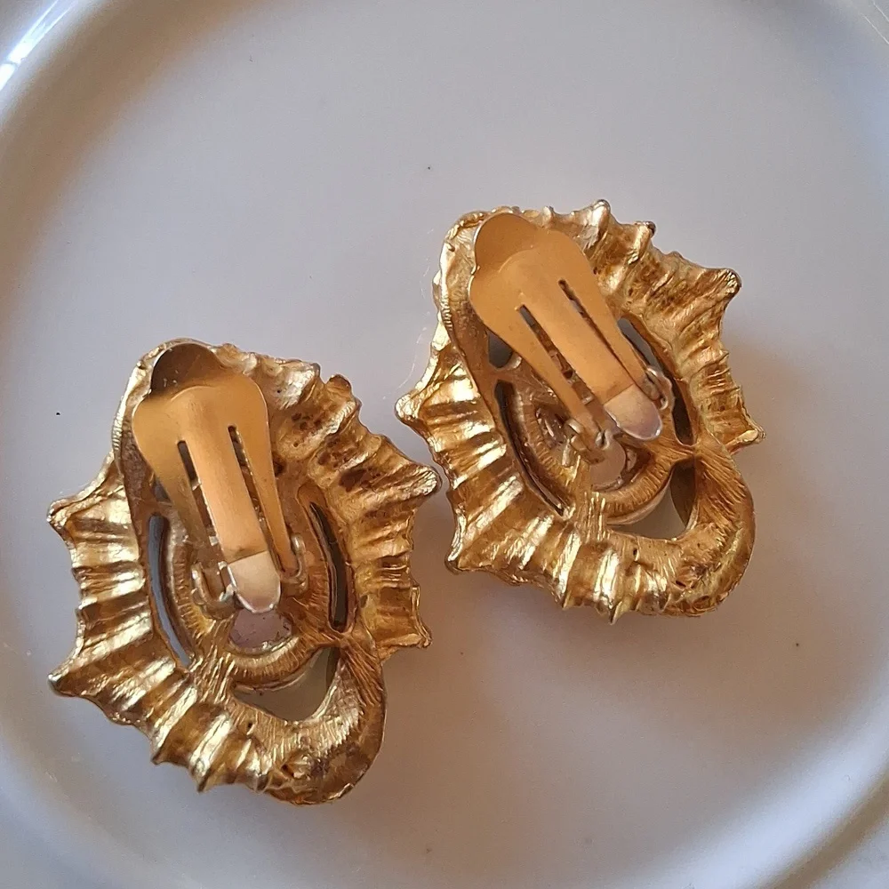 Vintage Clip-on Gold-Tone Earrings with Emerald Green - Picture 2 of 13